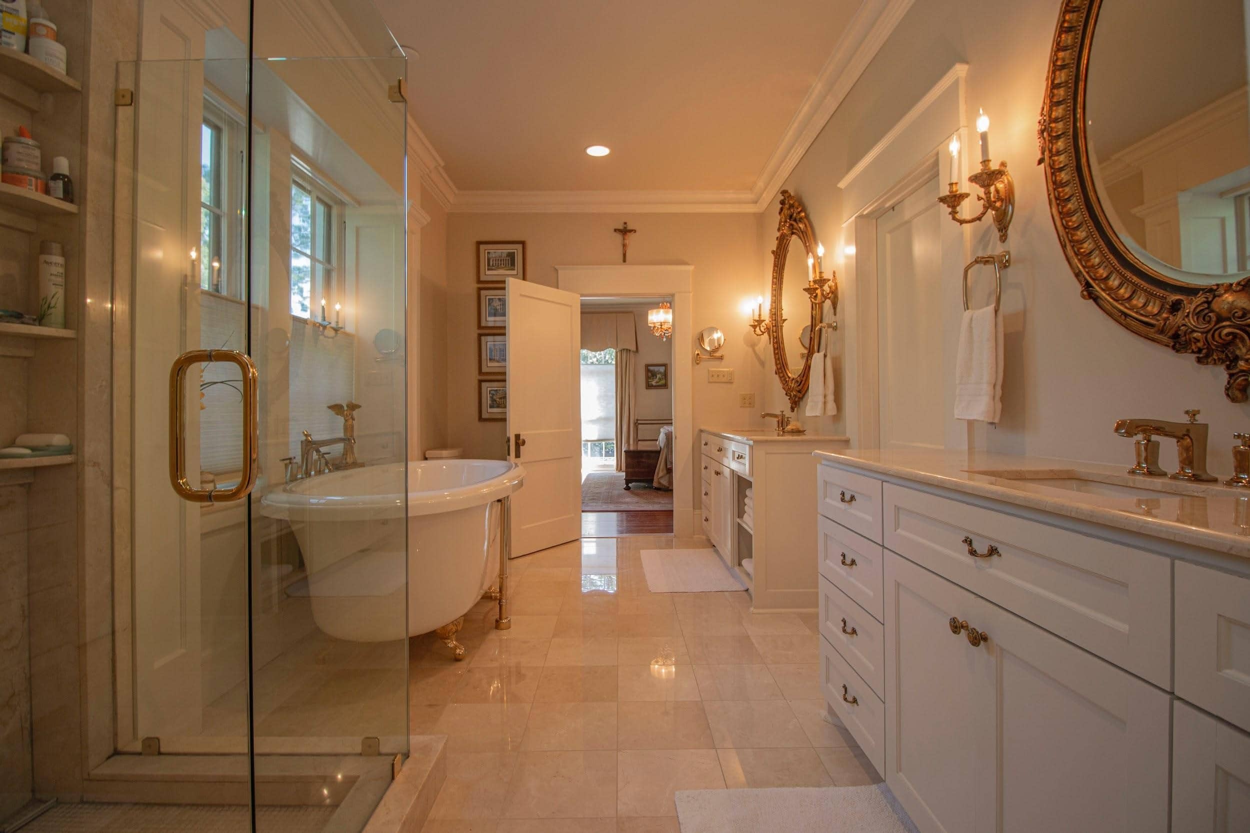 Very Prestine and Decorated Bathroom